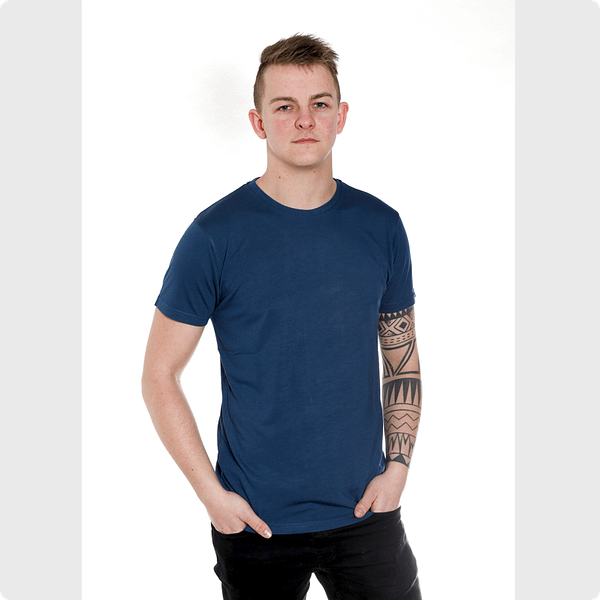 mand med Blå bambus t-shirt og tatoveringer