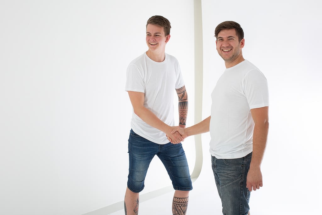 to mænd med hvide bambus t-shirts