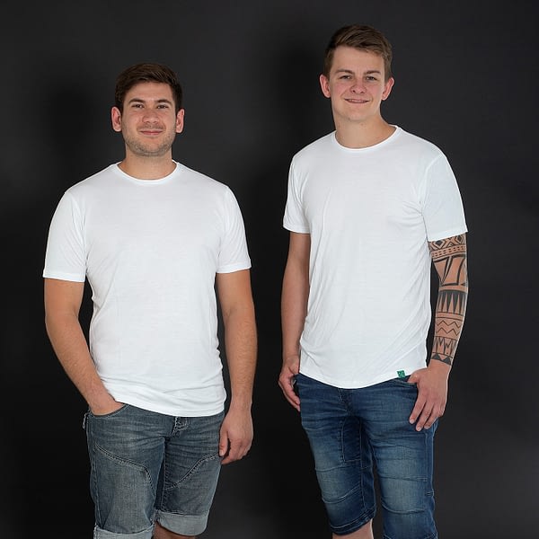Hvid Bambus t-shirt og to mænd