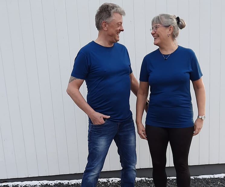 mand og kvinde med blå bambus t-shirts